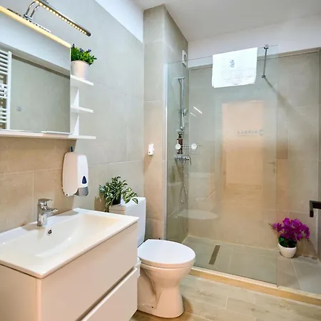 Nikola Infinity Mamaia